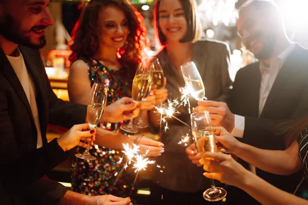 Glühendes Funkeln Den Händen Junge Freunde Feiern Neujahr Und Halten — Stockfoto