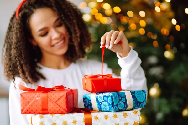 Retrato Mujer Joven Sombrero Santa Claus Con Regalo Árbol Navidad — Foto de Stock