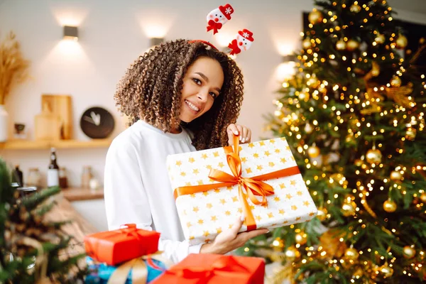 Retrato Mujer Joven Sombrero Santa Claus Con Regalo Árbol Navidad — Foto de Stock