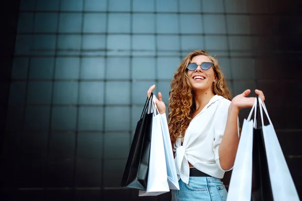 Mujer Cargando Algunas Bolsas Compras Caminando Por Una Calle Ciudad — Foto de Stock