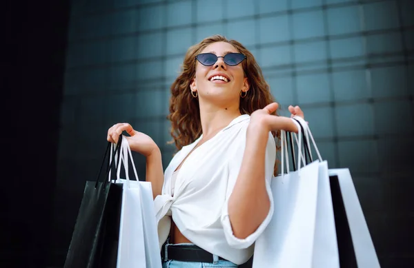 Een Vrouw Met Boodschappentassen Straat Zwarte Vrijdag Consumentisme Aankopen Verkoop — Stockfoto