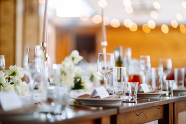 Kutlama masası. Düğün ve şenlikli bir ziyafet masası. Düğün, doğum günü, parti, etkinlik konsepti.