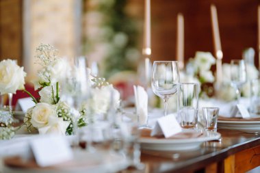 Kutlama masası. Düğün ve şenlikli bir ziyafet masası. Düğün, doğum günü, parti, etkinlik konsepti.