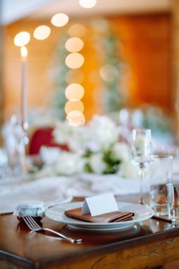 Kutlama masası. Düğün ve şenlikli bir ziyafet masası. Düğün, doğum günü, parti, etkinlik konsepti.