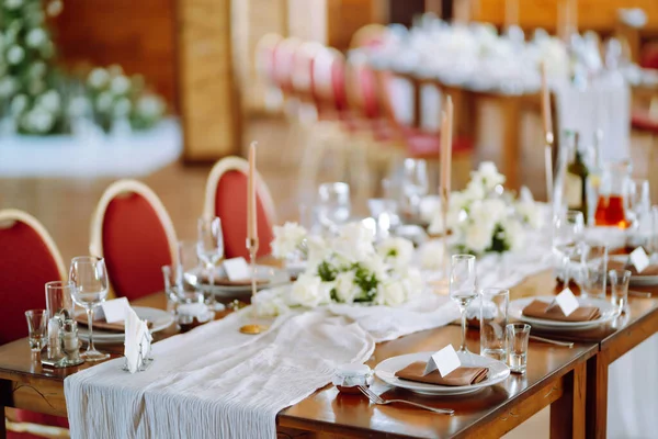 선택의 테이블 식탁에는 결혼식 의식이 차려져 결혼식 이벤트 — 스톡 사진