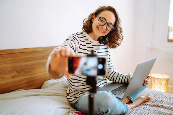 Vídeo Blog Jovem Mulher Olhando Para Câmera Contando Sua História — Fotografia de Stock