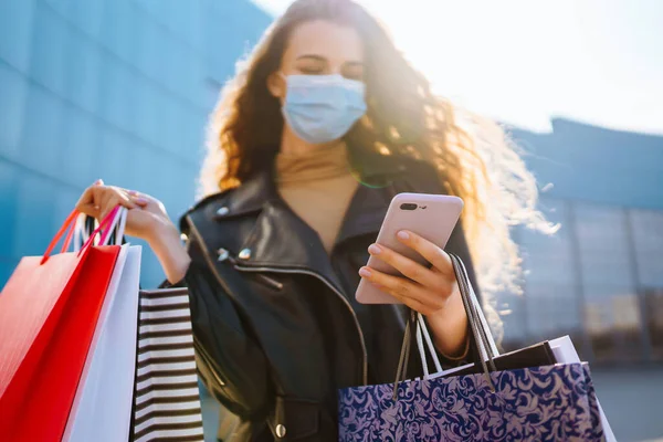 Jonge Vrouw Beschermende Masker Met Behulp Van Mobiele Telefoon Terwijl — Stockfoto