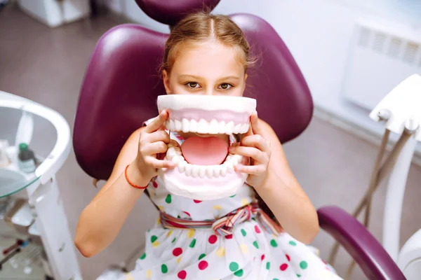 Urocza Dziewczynka Uśmiechnięta Podczas Rozmowy Dentystą Pediatrą Badaniu Stomatologii Dziecięcej — Zdjęcie stockowe