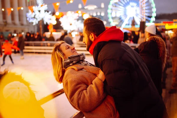 Glada Par Turister Varma Kläder Promenader Julmarknaden Semester Vinter Jul — Stockfoto