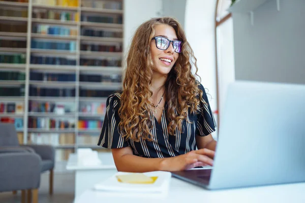 Jonge Vrouw Met Een Boek Laptok Bibliotheek Het Maken Van — Stockfoto