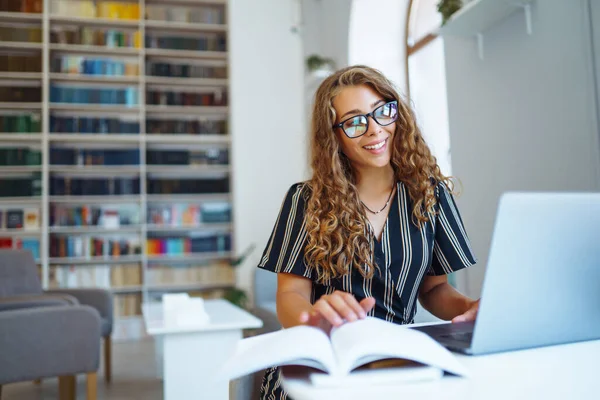 Jonge Vrouw Met Een Boek Laptok Bibliotheek Het Maken Van — Stockfoto