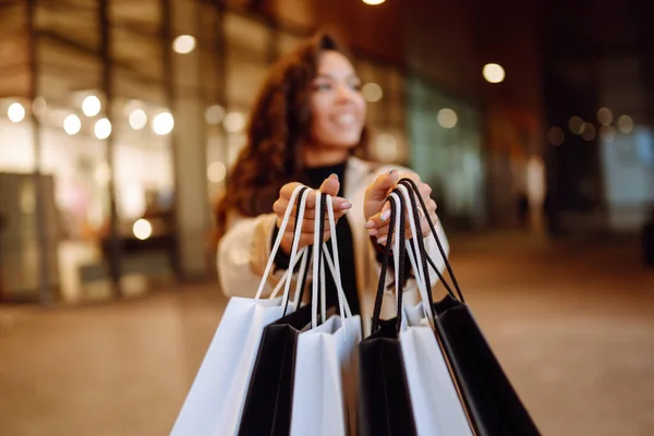 Snygg Kvinna Med Shoppingväskor Efter Köp Svart Fredag Konsumtion Försäljning — Stockfoto