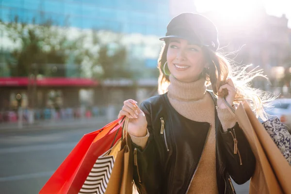 Giovane Donna Nello Shopping Donna Elegante Con Borse Della Spesa — Foto Stock