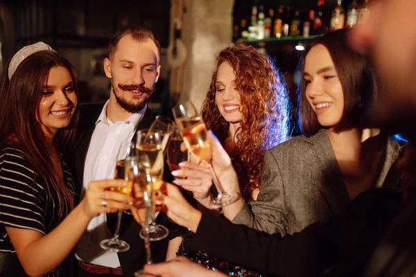 Grupo Amigos Fiesta Club Nocturno Brindar Por Bebidas Con Champán — Foto de Stock