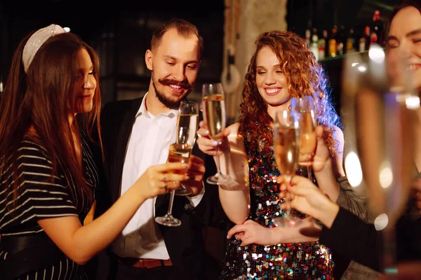 Bir Grup Arkadaş Bir Gece Kulübünde Parti Yapıp Şampanyayla Içki — Stok fotoğraf