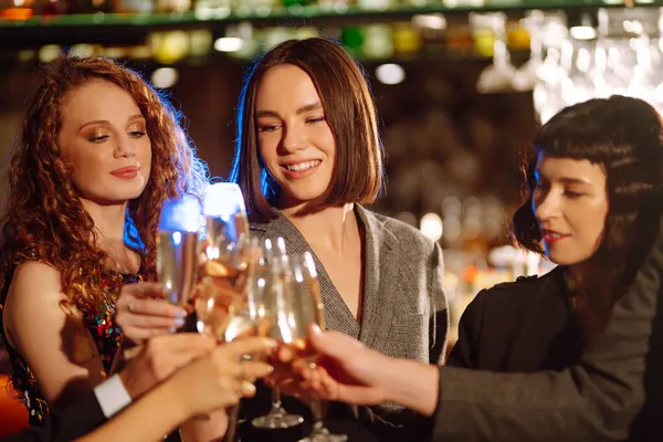 一群朋友在一家夜总会聚会 用香槟敬酒 快乐的人享受寒假 生日观念 — 图库照片