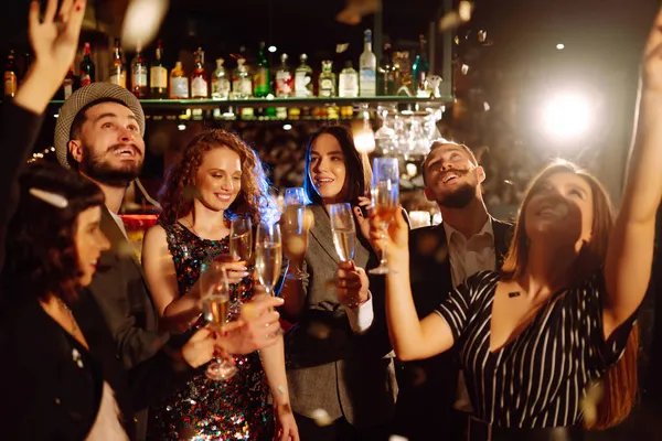 Skupina Přátel Paří Nočním Klubu Připíjí Šampaňským Šťastní Lidé Užívají — Stock fotografie