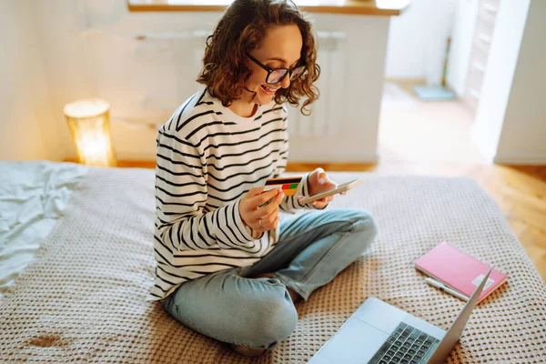 Online Vásárlás Otthon Egy Fiatal Nőnek Van Hitelkártyája Laptopot Használ — Stock Fotó