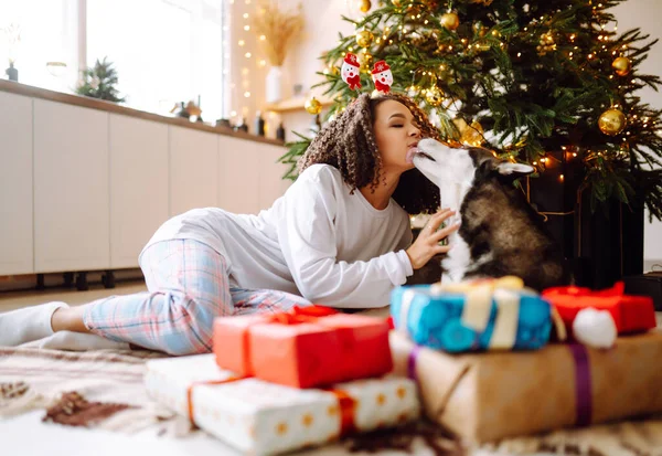 Happy Woman Playing Having Fun Her Dog While Sitting Christmas — Stock Photo, Image