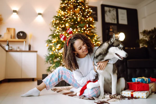 Happy Woman Playing Having Fun Her Dog While Sitting Christmas — Stock Photo, Image