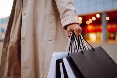 Kadın ellerinde alışveriş torbaları. Kara Cuma. Tüketim, alım, satış, yaşam tarzı, turizm ve mutlu insanlar konsepti.