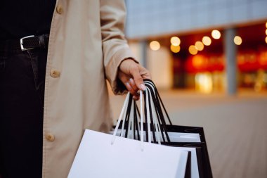 Kadın ellerinde alışveriş torbaları. Kara Cuma. Tüketim, alım, satış, yaşam tarzı, turizm ve mutlu insanlar konsepti.