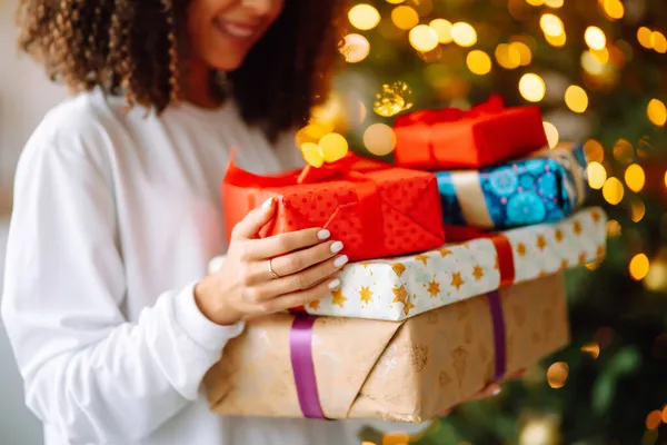 Weihnachts Oder Neujahrsgeschenk Den Händen Der Frau Junge Frau Öffnet — Stockfoto