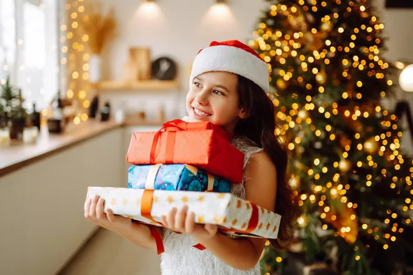 Χαρούμενο Χαμογελαστό Κορίτσι Χριστουγεννιάτικα Κουτιά Δώρου Χαριτωμένο Παιδί Διασκεδάζει Κοντά — Φωτογραφία Αρχείου