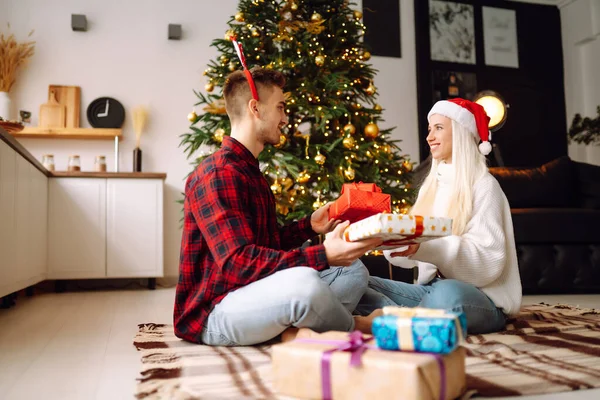 Exchange Christmas Gifts Young Couple Opening Gift Box Cozy Living — Stock Photo, Image