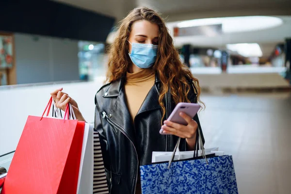 Snygg Kvinna Skyddande Mask Efter Shopping Svart Fredag Konsumtion Inköp — Stockfoto