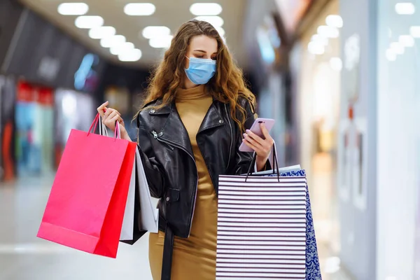 買い物後の保護マスクのスタイリッシュな女性 ブラック フライデー 消費主義 ライフスタイル 観光コンセプト — ストック写真