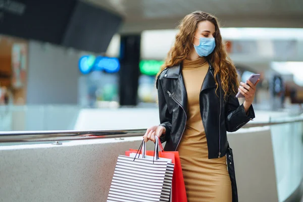 Alışverişten Sonra Koruyucu Maskeli Şık Bir Kadın Kara Cuma Tüketim — Stok fotoğraf