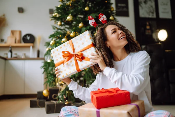 Afro American Woman Pajamas Santa Claus Hat Large Gift Box — Stock Photo, Image