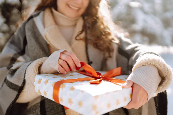Χριστούγεννα Πρωτοχρονιά Κουτί Δώρου Στα Γυναικεία Χέρια Νεαρή Γυναίκα Που — Φωτογραφία Αρχείου