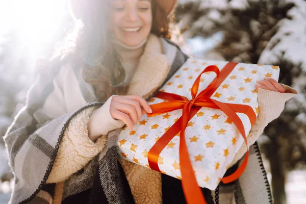 Χριστούγεννα Πρωτοχρονιά Κουτί Δώρου Στα Γυναικεία Χέρια Νεαρή Γυναίκα Που — Φωτογραφία Αρχείου