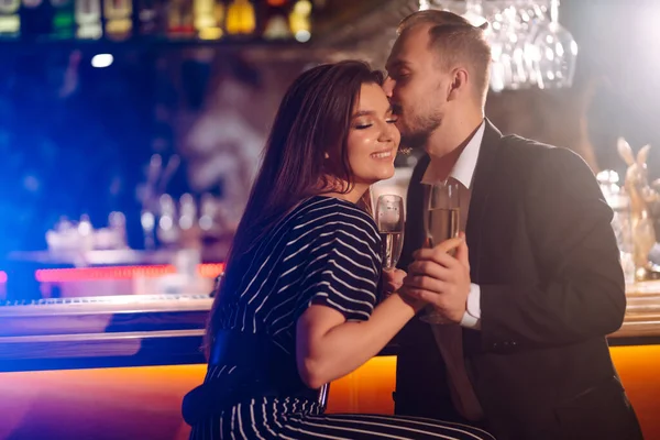 年轻人和女人在聚会上碰杯香槟 在酒吧里享受寒假的快乐情侣 生日的概念 — 图库照片