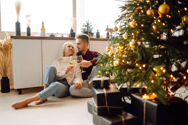 Young Couple Together Celebrating Christmas Decorated Home Romantic Day Winter — Stock Photo, Image