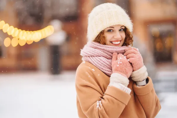 Junge Frau Winterlicher Kleidung Posiert Auf Festlichem Straßenmarkt Kaltes Wetter — Stockfoto