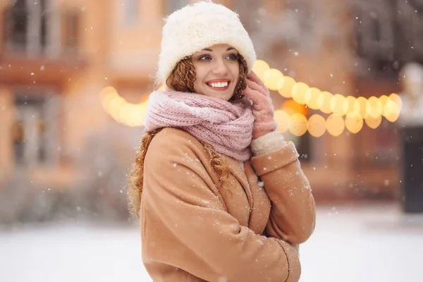 Ung Kvinna Vinter Stil Kläder Poserar Festliga Gatan Marknaden Kallt — Stockfoto