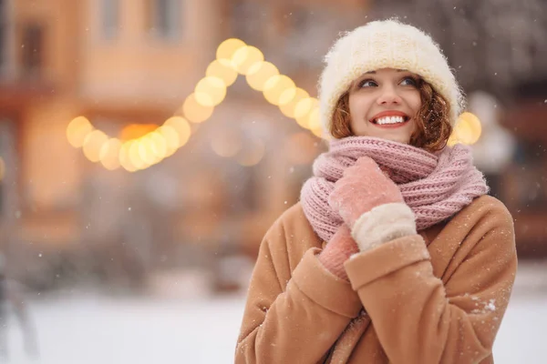 Ung Kvinna Vinter Stil Kläder Poserar Festliga Gatan Marknaden Kallt — Stockfoto