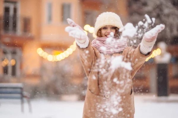 Junge Frau Winterlicher Kleidung Posiert Auf Festlichem Straßenmarkt Kaltes Wetter — Stockfoto