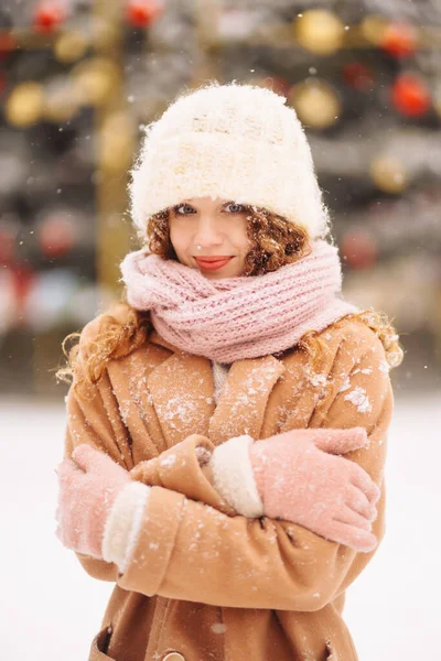 穿着冬装的年轻女子在节庆街上摆姿势 寒冷的天气冬季时尚 旅行概念 — 图库照片