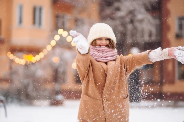 Junge Frau Winterlicher Kleidung Posiert Auf Festlichem Straßenmarkt Kaltes Wetter — Stockfoto