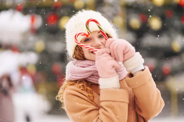 Mujer Linda Feliz Posando Con Dulces Navidad Luces Guirnalda Festivas —  Fotos de Stock