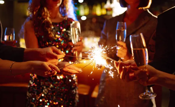 Sparkling Sparklers Nas Mãos Jogando Fogo Artifício Para Comemorar Férias — Fotografia de Stock