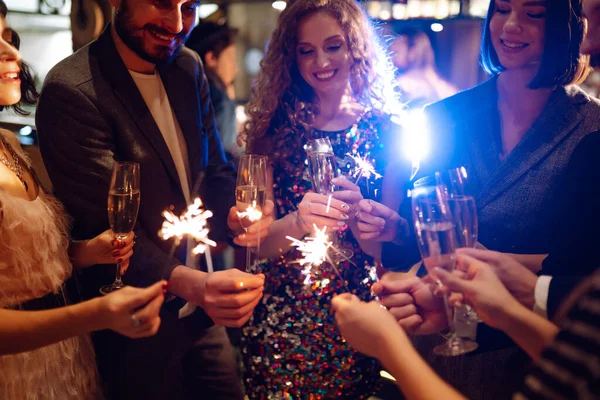 闪闪发光的火花在手中 和朋友一起在晚会上放烟火庆祝寒假 神奇的新年 — 图库照片
