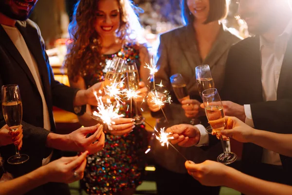 Sparkling Sparklers Nas Mãos Jogando Fogo Artifício Para Comemorar Férias — Fotografia de Stock