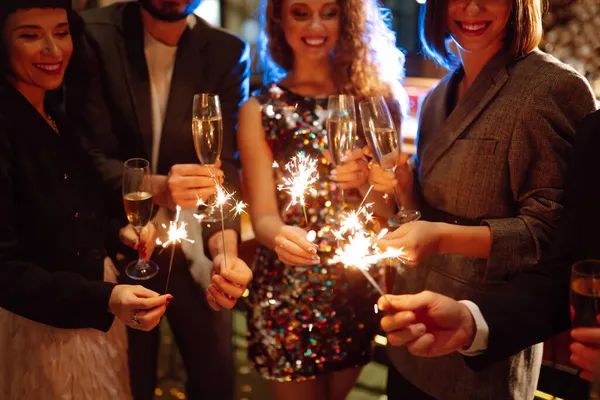 Brillantes Chispas Las Manos Jugar Fuegos Artificiales Para Celebrar Las — Foto de Stock