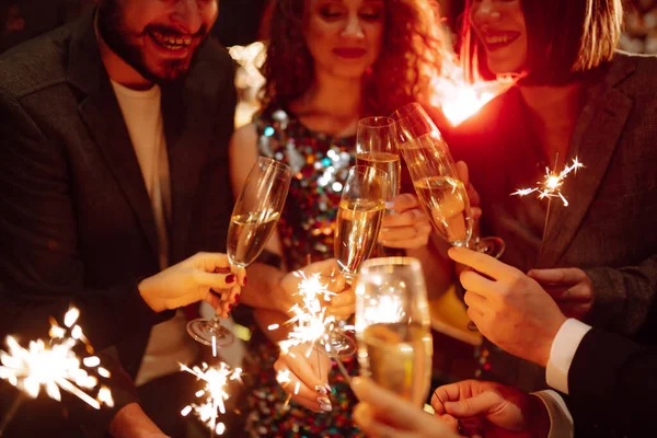 闪闪发光的火花在手中 和朋友一起在晚会上放烟火庆祝寒假 神奇的新年 — 图库照片
