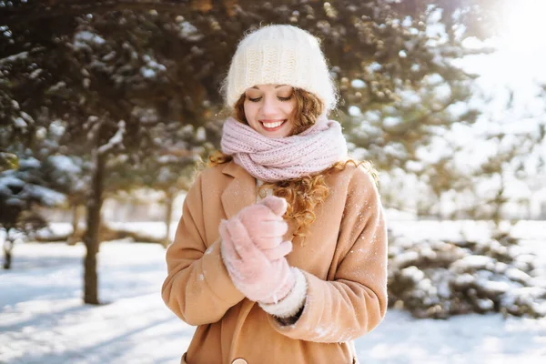 Mujer Feliz Caminando Día Invierno Nevado Aire Libre Moda Invierno —  Fotos de Stock